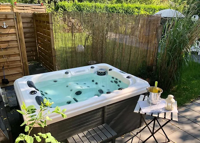 Gartenloft Mit Outdoor Whirlpool Und Garten بيت للعطل
